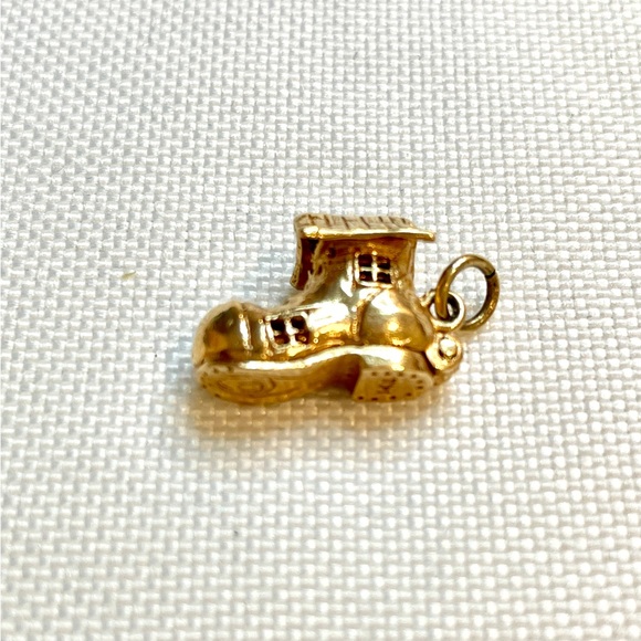 14k Yellow Gold Old Woman Who Lived in a Shoe Moving Sole Opening Charm Pendant - Picture 2 of 8